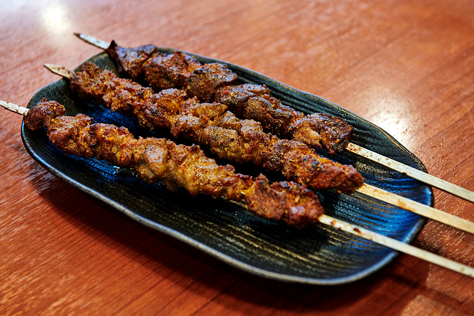 池袋　人気店　蘭州拉麺　火焔山　ラム肉の串焼き